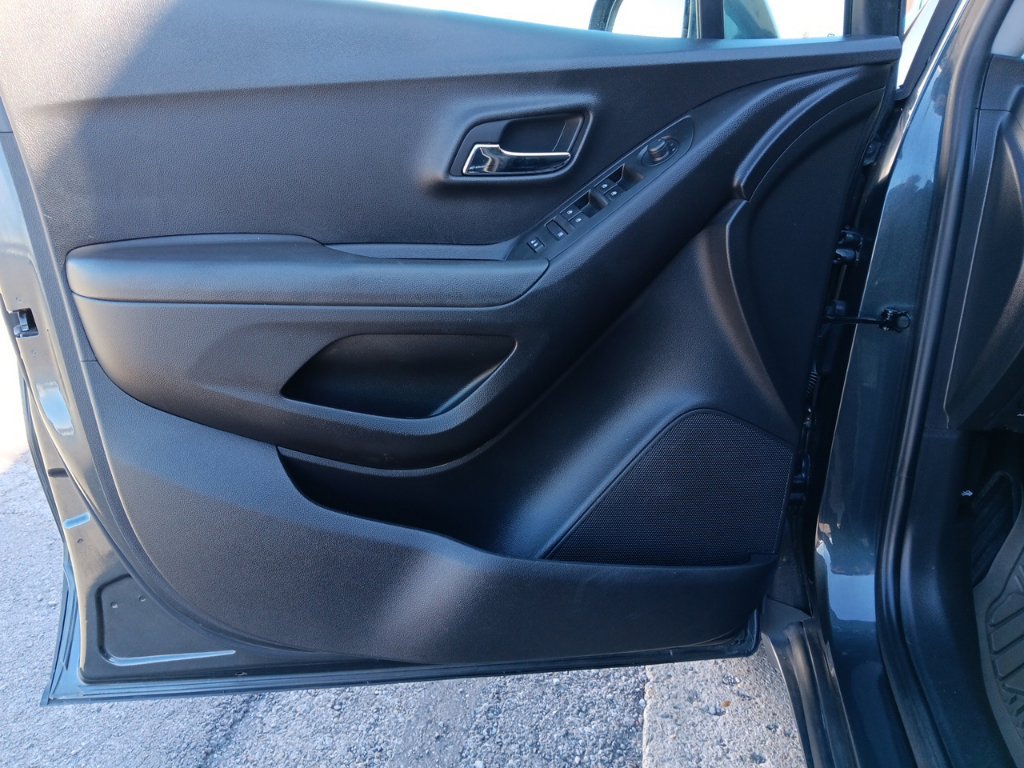 Used 2018 Chevrolet Trax LT w/ LT Convenience Package FWD image 25