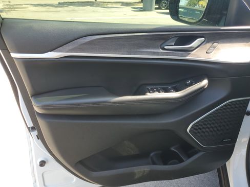 Used 2022 Jeep Grand Cherokee Limited AWD/4WD image 9