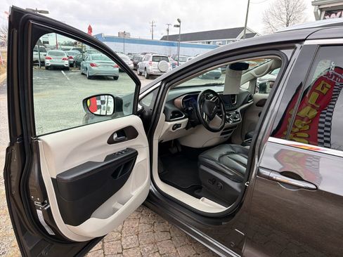 Used 2019 Chrysler Pacifica Touring-L w/ Tire & Wheel Group image 12