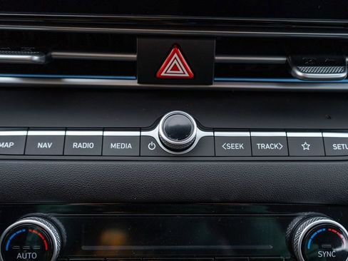 New 2025 Hyundai Elantra Limited image 32