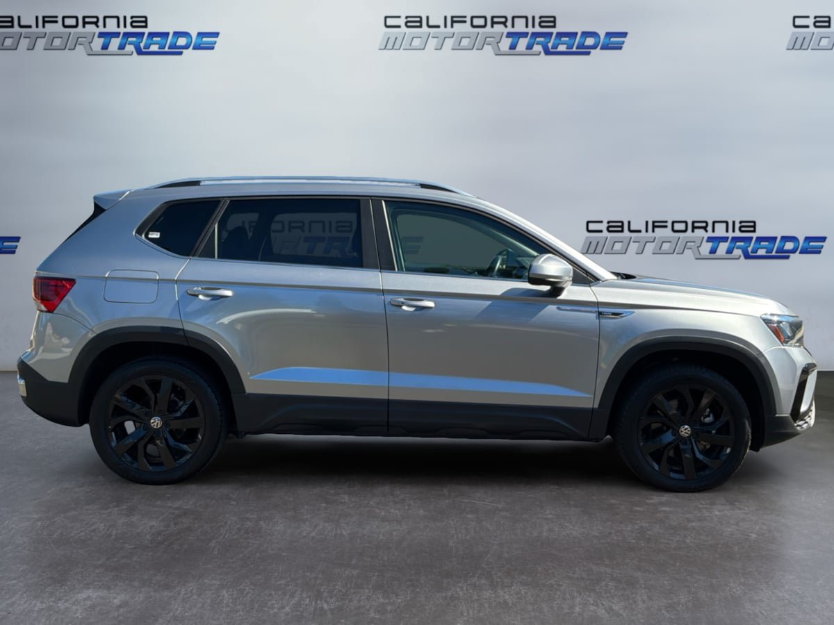 Used 2023 Volkswagen Taos SE w/ Panoramic Sunroof Package FWD image 4