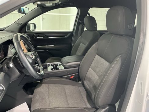 Used 2025 GMC Acadia Elevation image 13