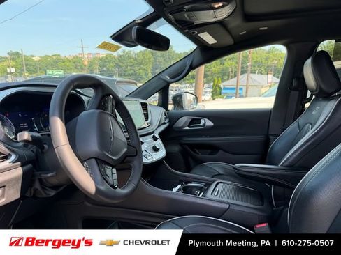 Used 2025 Chrysler Pacifica Limited FWD image 3