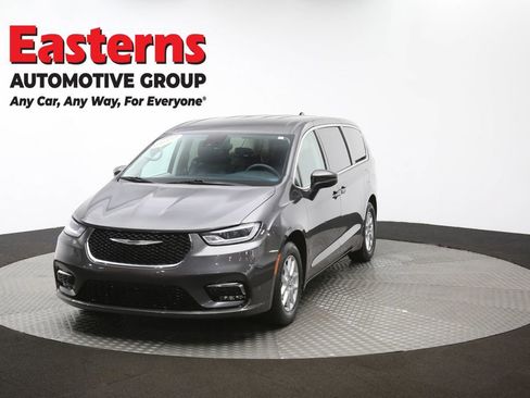 Used 2023 Chrysler Pacifica Touring-L image 55