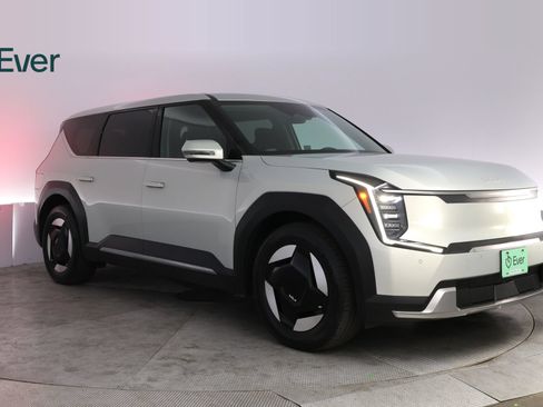 Used 2024 Kia EV9 Light Long Range RWD image 13