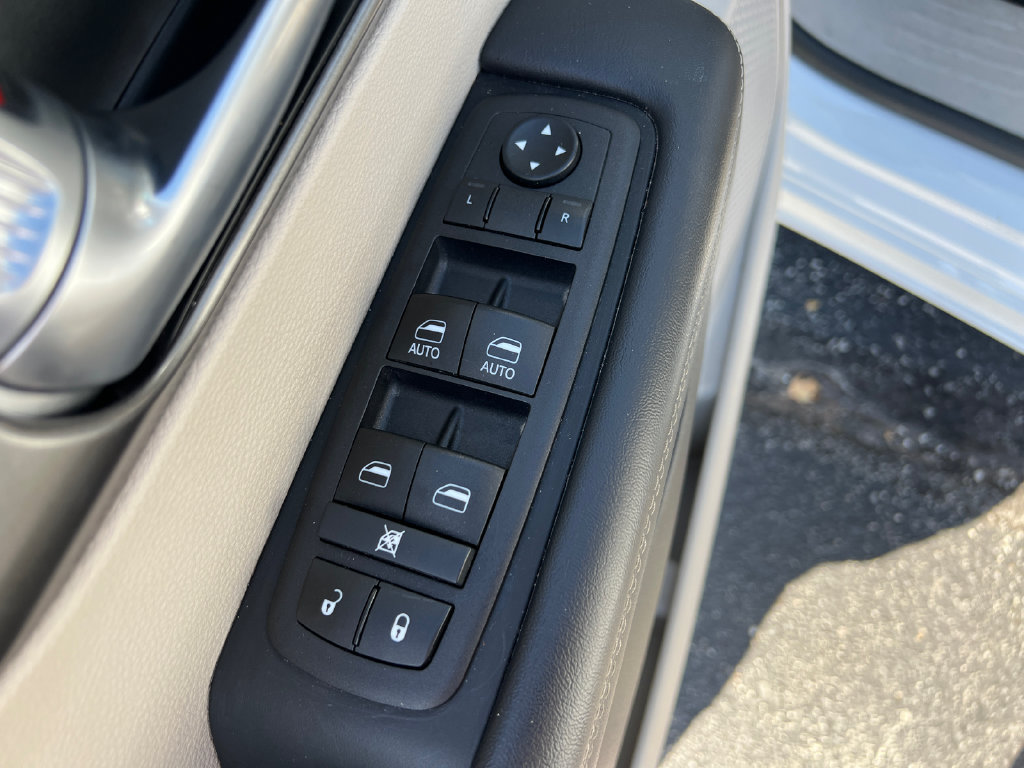 Used 2024 Chrysler Pacifica Limited FWD image 23