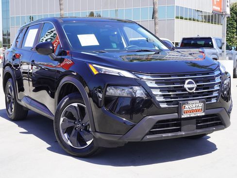 Used 2024 Nissan Rogue SV FWD image 2