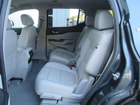 Used 2020 GMC Acadia SLT w/ Driver Alert Package II image 19