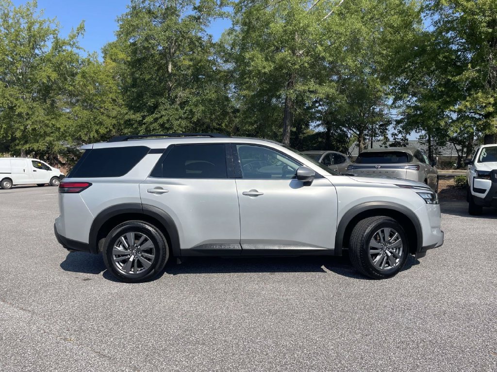 Used 2025 Nissan Pathfinder SV FWD image 2