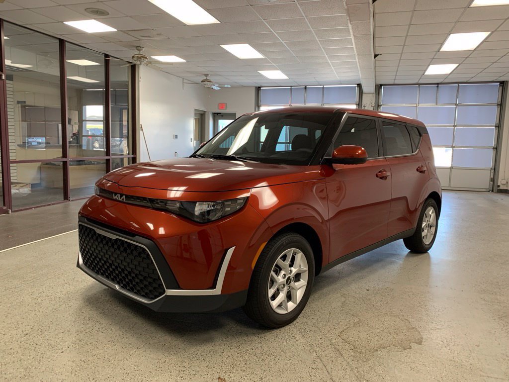 Used 2025 Kia Soul LX w/ LX Technology Package FWD image 2