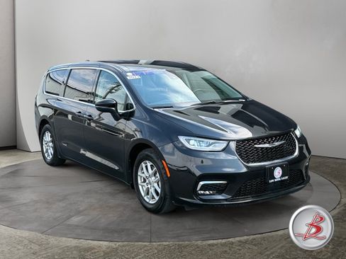 Used 2023 Chrysler Pacifica Touring-L FWD image 1