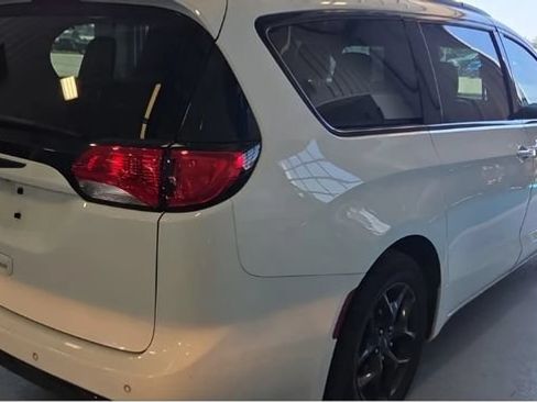 Used 2019 Chrysler Pacifica Touring-L Plus w/ S Appearance Package FWD image 2