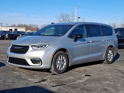 Used 2026 Chrysler Pacifica Select FWD image 1