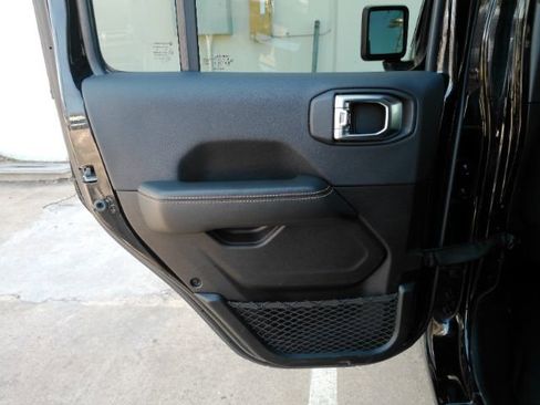 Used 2025 Jeep Wrangler Unlimited Sahara image 16