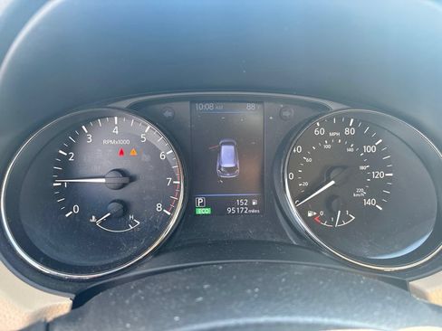 Used 2018 Nissan Rogue SV w/ Premium Package FWD image 10