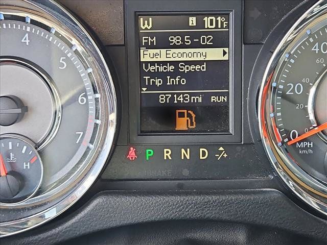 Used 2016 Chrysler Town & Country Touring FWD image 11