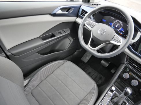 Certified 2023 Volkswagen Taos SE w/ Panoramic Sunroof Package image 9