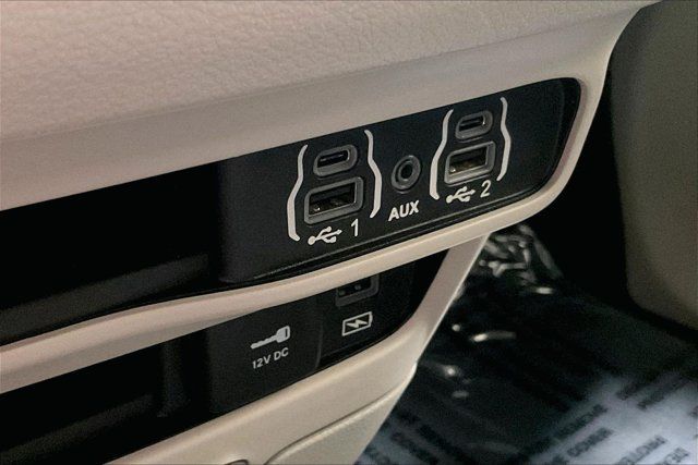 Used 2022 Chrysler Pacifica Touring-L FWD image 34