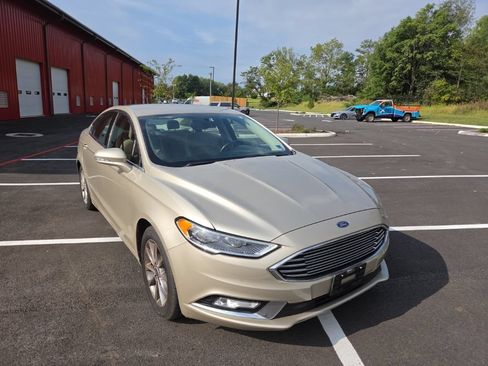 Used 2017 Ford Fusion SE FWD image 1