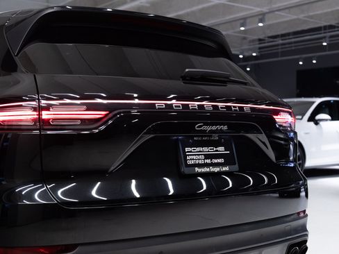 Certified 2023 Porsche Cayenne Platinum Edition AWD/4WD image 32