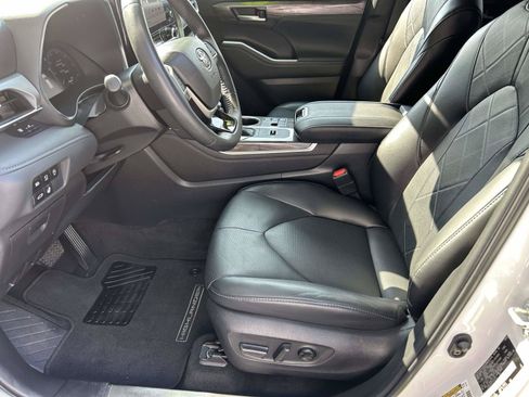 Used 2023 Toyota Highlander Platinum FWD image 21