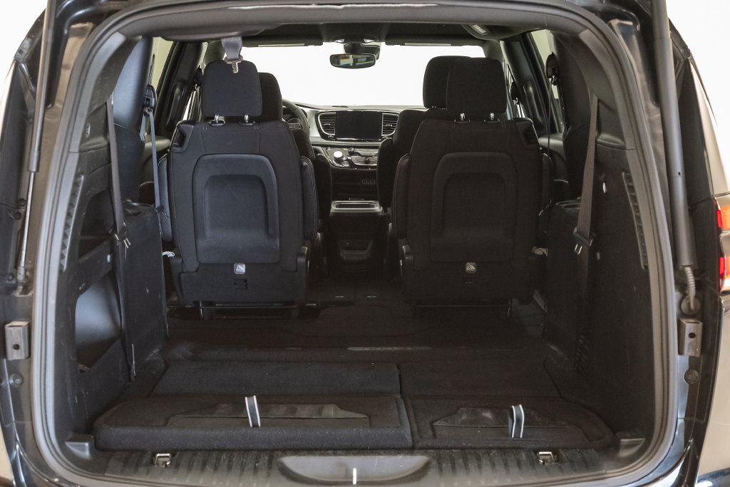 Used 2023 Chrysler Pacifica Touring FWD image 40