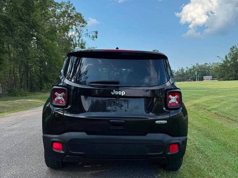 Used 2018 Jeep Renegade Latitude FWD image 5