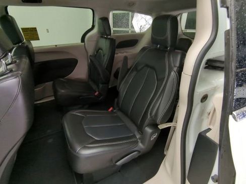 Used 2023 Chrysler Pacifica Touring-L FWD image 26