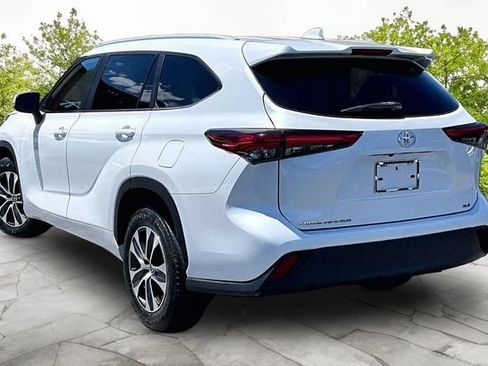 Used 2023 Toyota Highlander XLE FWD image 11