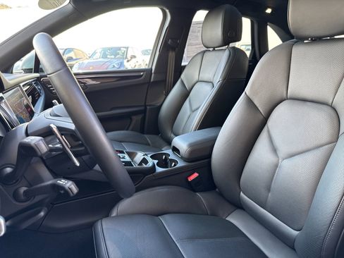 Certified 2025 Porsche Macan image 5