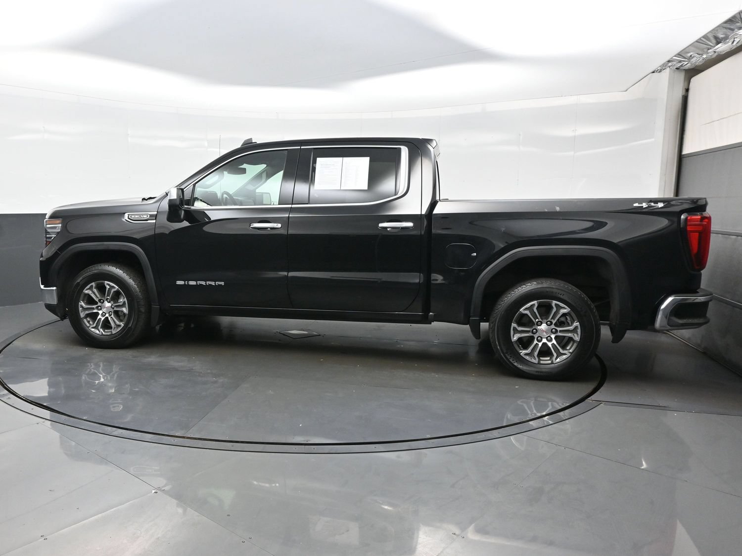 Used 2025 GMC Sierra 1500 SLT AWD/4WD image 3