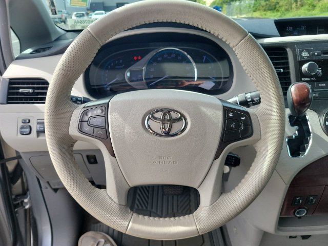 Used 2014 Toyota Sienna XLE FWD image 28