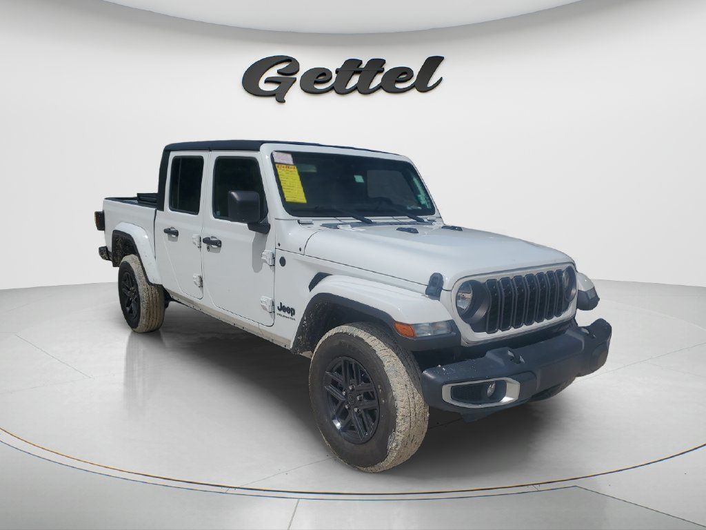 Used 2024 Jeep Gladiator Sport AWD/4WD image 3