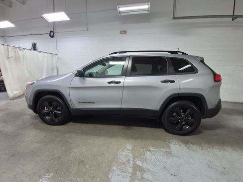 Used 2017 Jeep Cherokee Sport AWD/4WD image 10