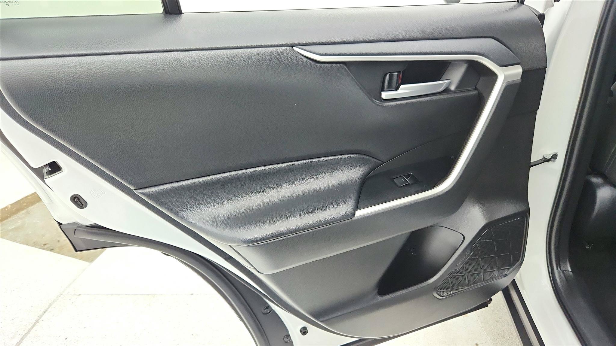 Used 2025 Toyota RAV4 XLE FWD image 24