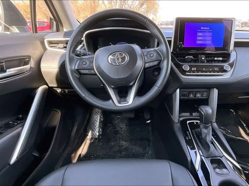 Used 2025 Toyota Corolla Cross XLE w/ Convenience Package image 6