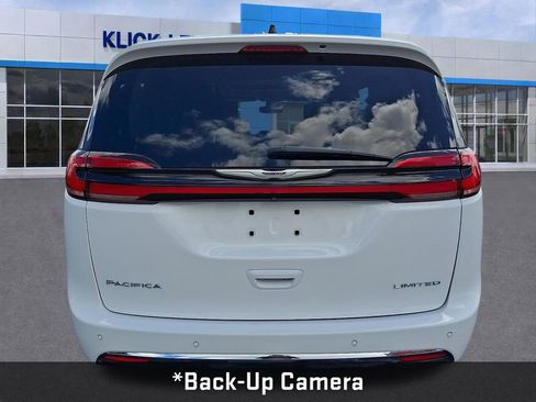Used 2023 Chrysler Pacifica Limited w/ Uconnect Theater Family Group FWD image 7
