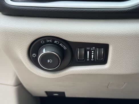 Used 2024 Chrysler Pacifica Touring-L FWD image 25