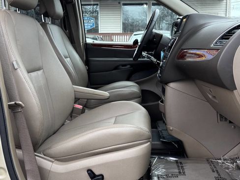 Used 2012 Chrysler Town & Country Touring-L w/ Trailer Tow Group image 22