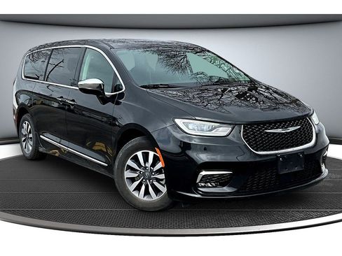 Used 2023 Chrysler Pacifica Limited FWD image 14