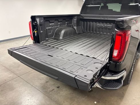New 2026 GMC Sierra 1500 SLT image 19