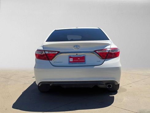 Used 2017 Toyota Camry SE w/ Moonroof Package FWD image 4