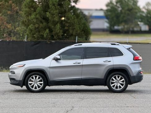 Used 2017 Jeep Cherokee Limited FWD image 8