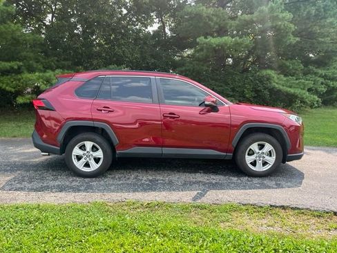 Used 2020 Toyota RAV4 XLE FWD image 2