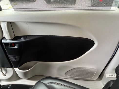 Used 2024 Chrysler Pacifica Touring-L FWD image 19