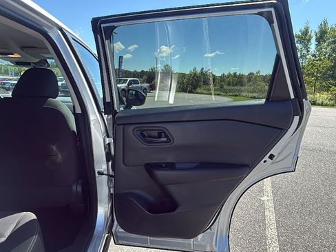 Used 2025 Nissan Rogue S AWD/4WD image 16