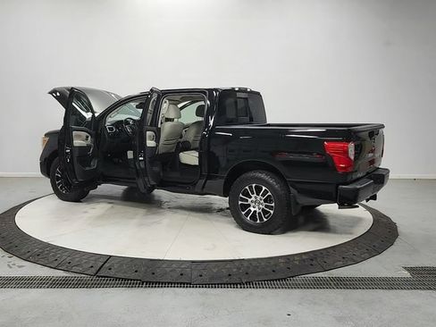 Used 2020 Nissan Titan SV w/ SV Convenience Package RWD image 13