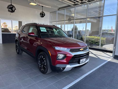 Used 2023 Chevrolet TrailBlazer LT FWD image 3