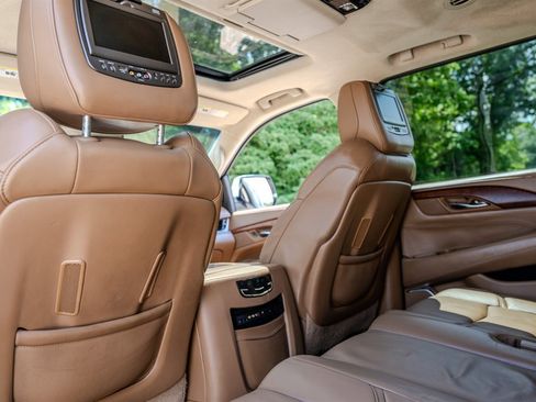 Used 2015 Cadillac Escalade ESV Platinum AWD/4WD image 31