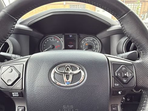 Used 2018 Toyota Tacoma TRD Sport AWD/4WD image 25